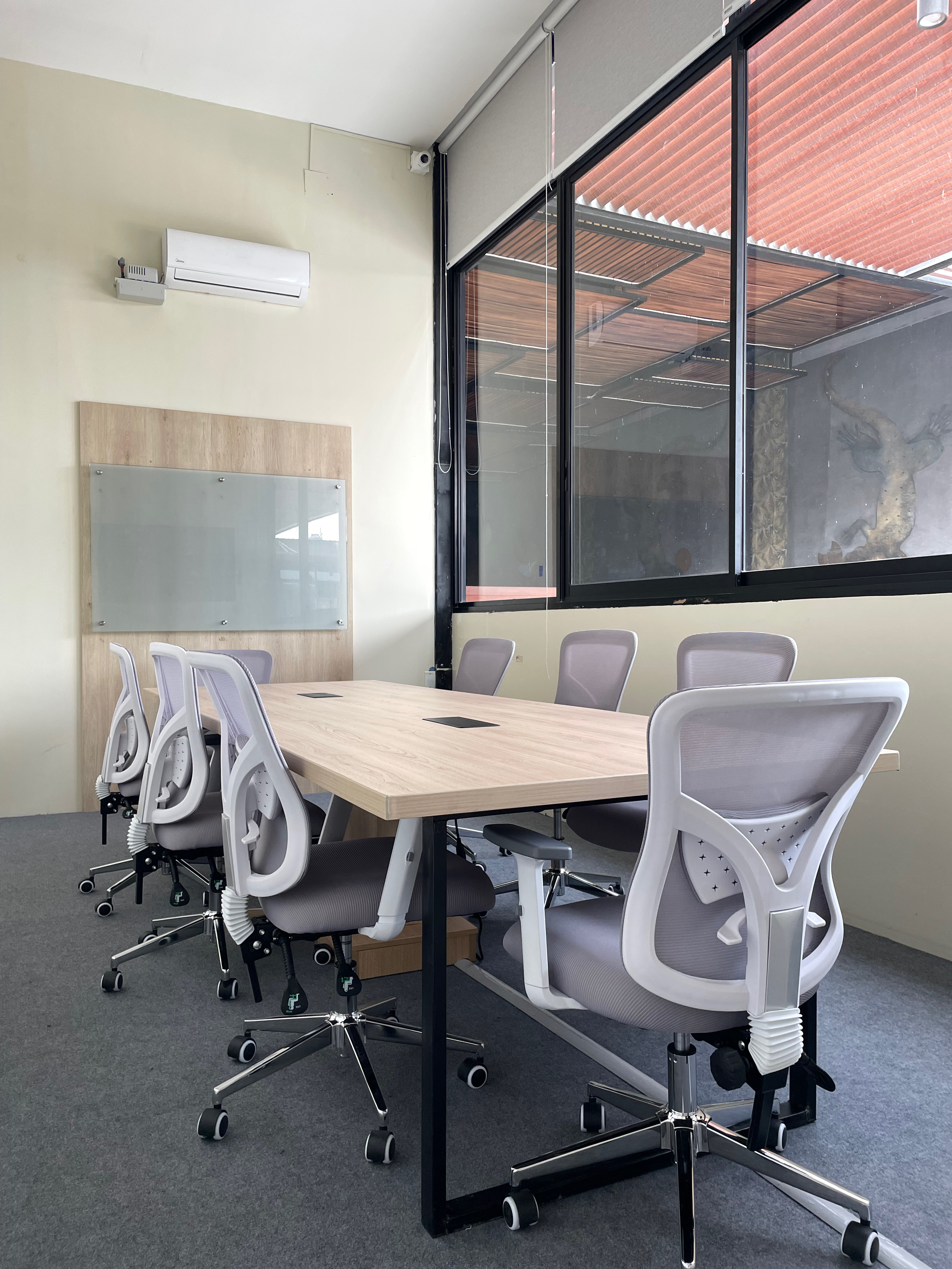 Sala Plaza — La favorita para reuniones uno-a-uno con dirección y consultoría.